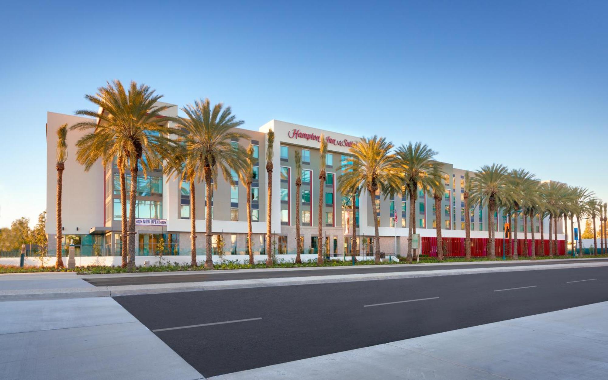 Hampton & Convention Center Hotel