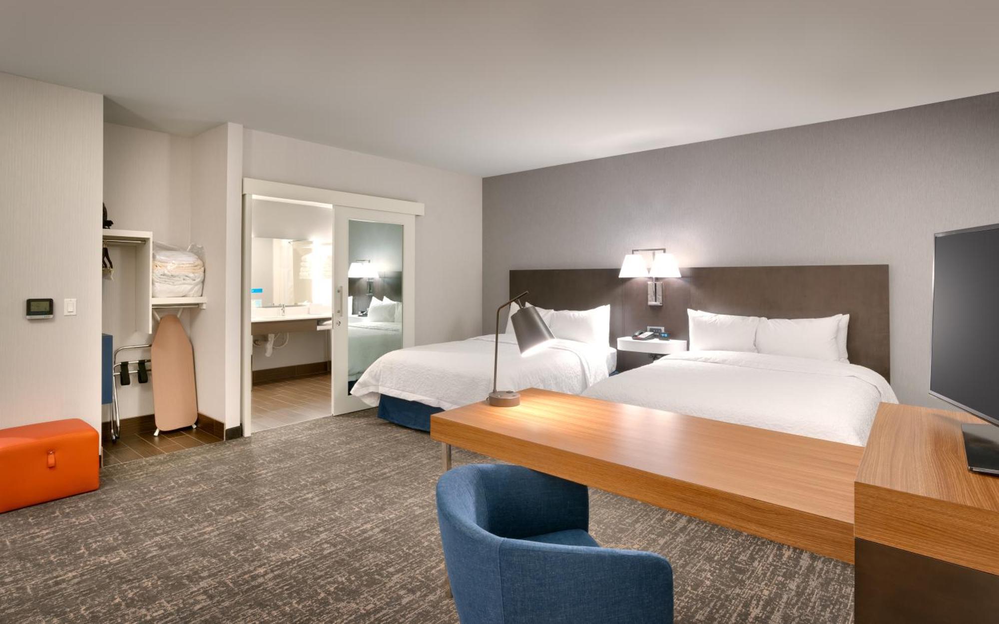 Hampton & Convention Center 3*