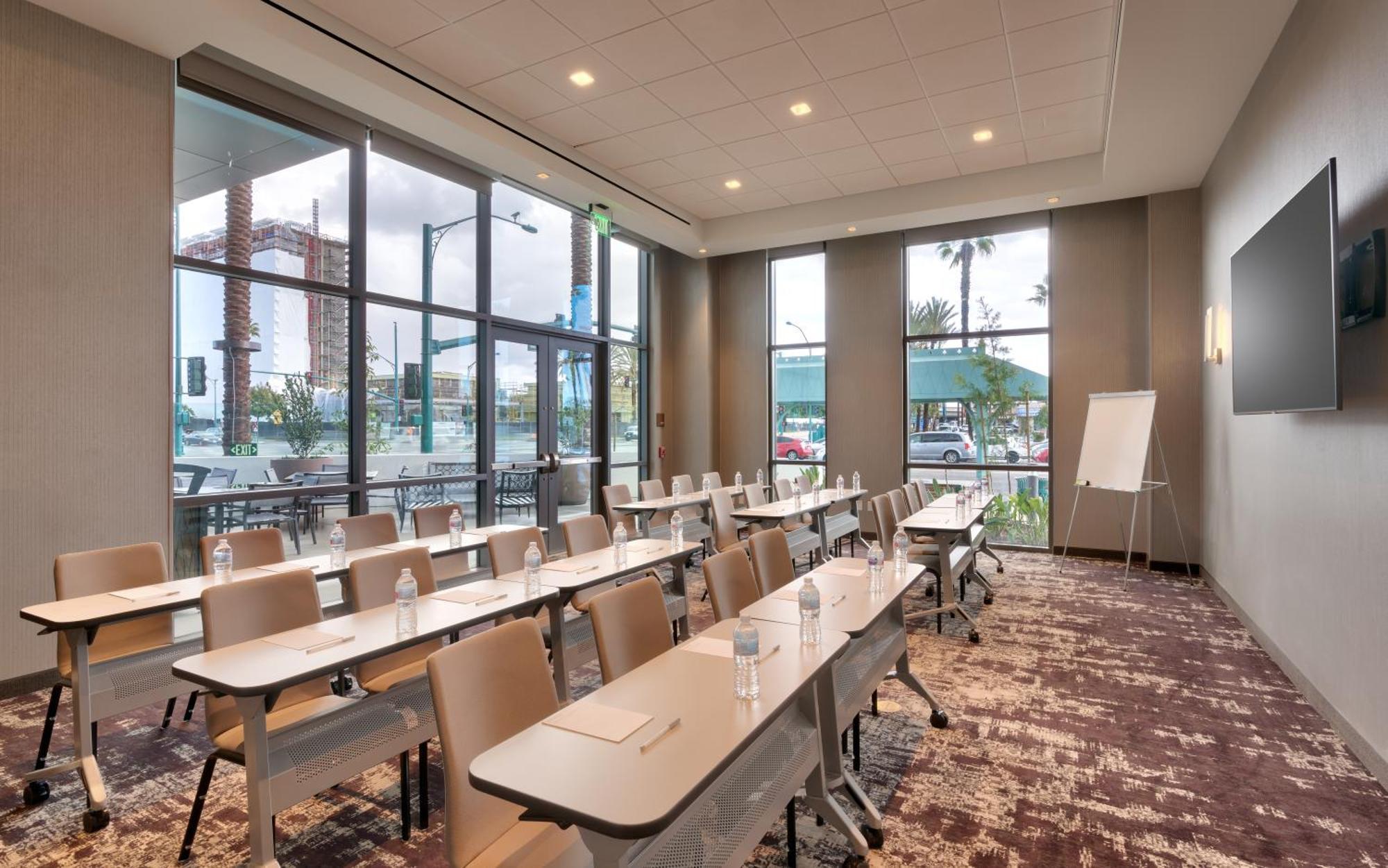 Hampton & Convention Center Hotel